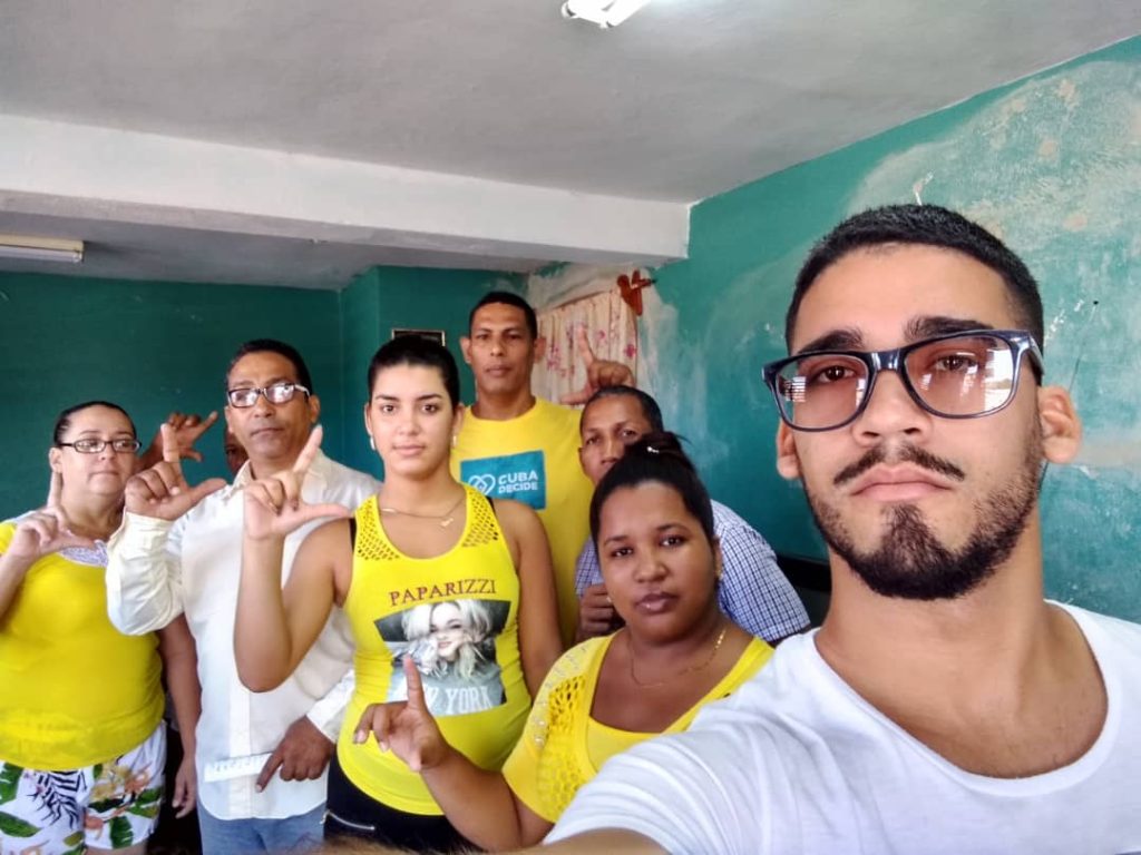 Manifestación nacional con girasol en Cuba durante visita de Federica Mogherini